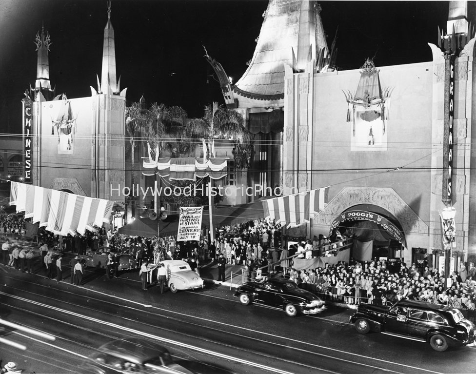 Graumans Chinese Theatre 1946.jpg